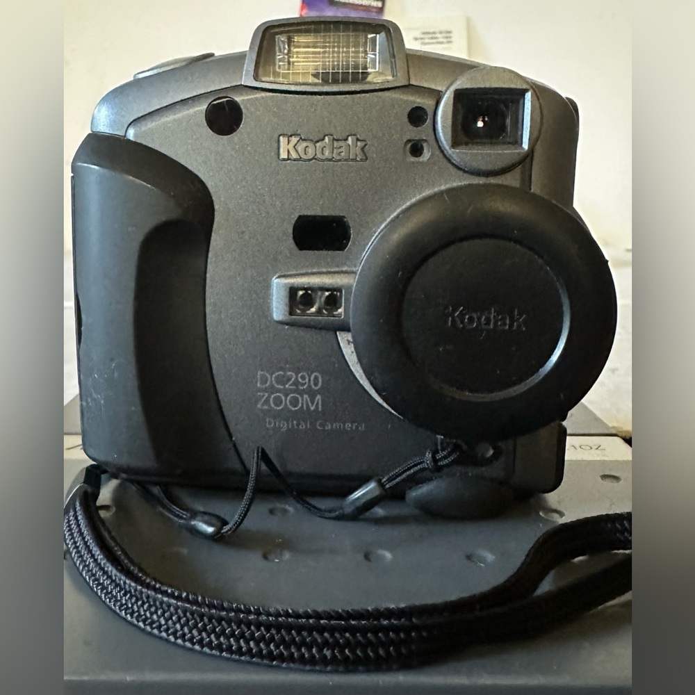Vintage Kodak DC 290 Zoom 2.1MP Digital Point & Shoot Photo Camera Gray